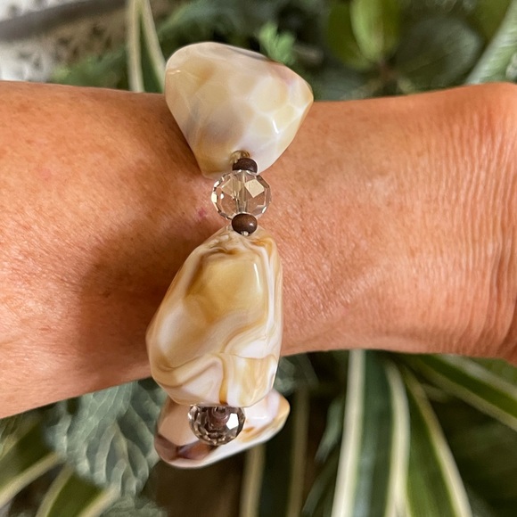 Marble-Look Beaded Bracelet - Picture 2 of 2